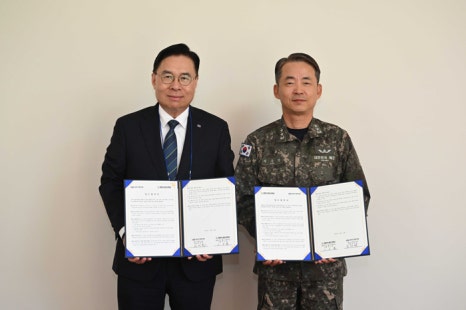 한국기계연구원-해군사관학교 협력 협약식 협약문을 들고있는 사진