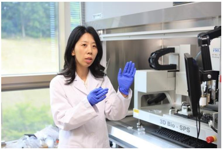 Dr. Su-ah Park of Department of Nature-Inspired Nano Convergence Systems, KIMM explaining the production process of the next-generation biodegradable polymer stents 